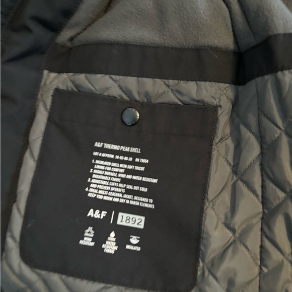 A jacket - Picture 3 of 5